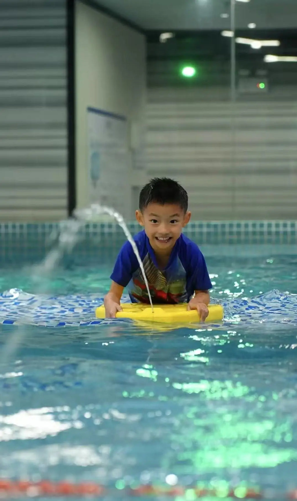 Electric Jet Pool Float - Rechargeable adult and children's pool toys with splash function. Pool floating board upgrade